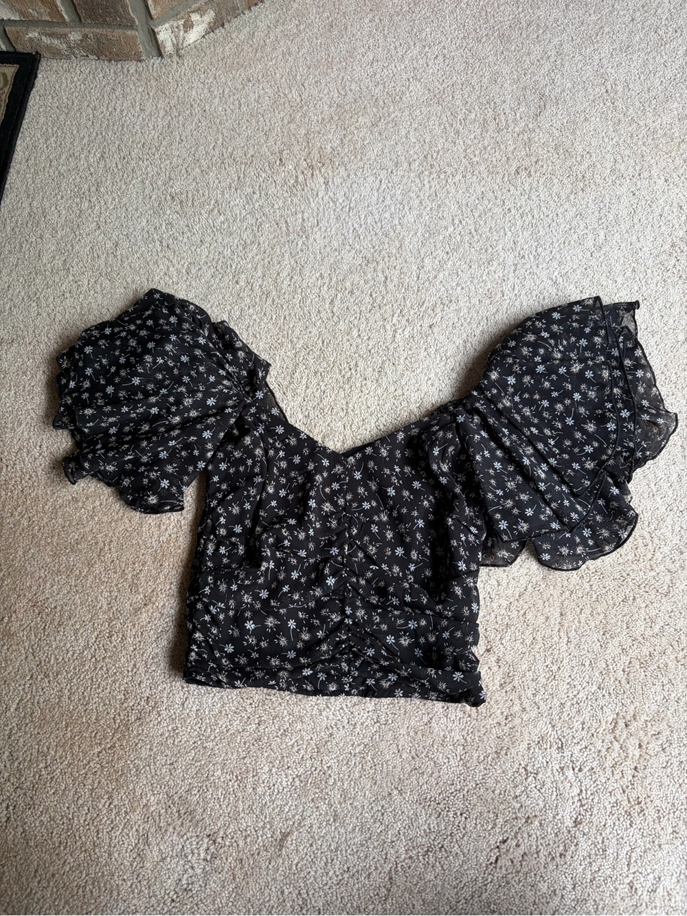 Lulu's Black Floral Puff-Sleeve Crop Blouse